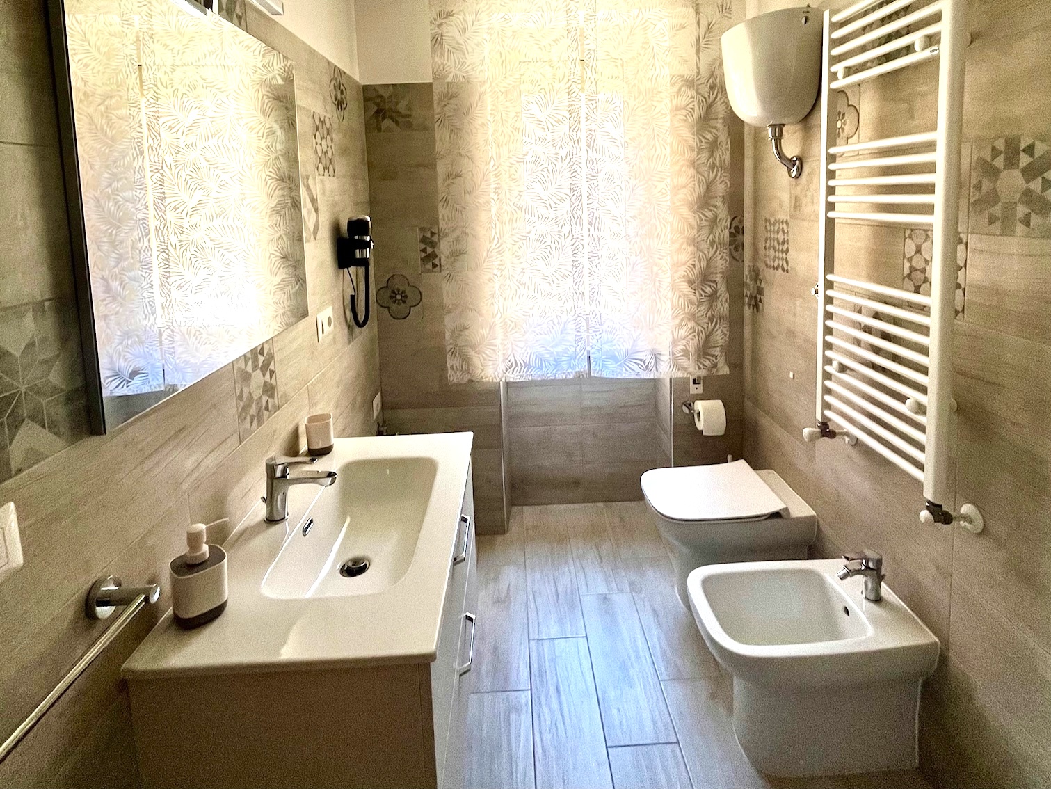 Bagno moderno con doccia