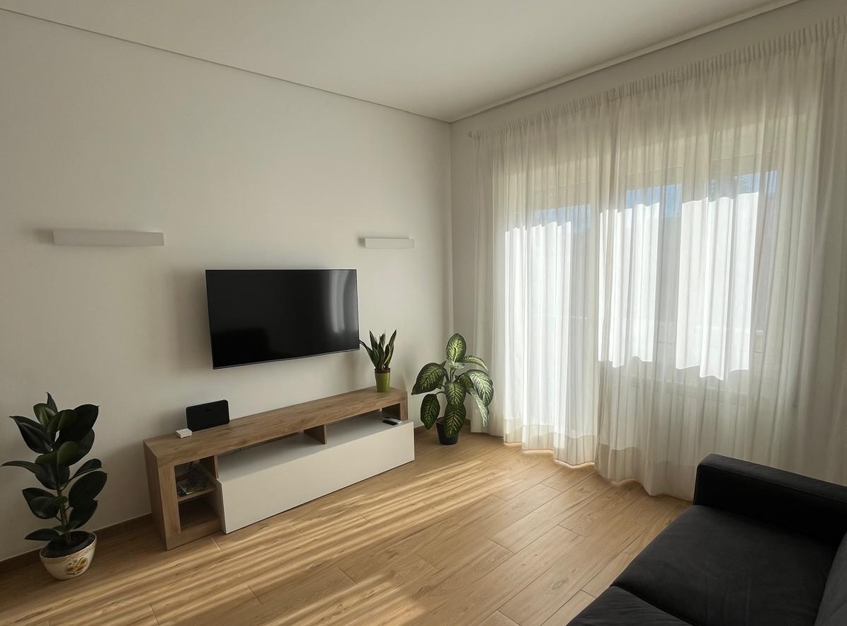 Soggiorno luminoso con divano